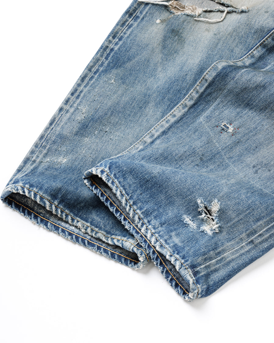 1985年のLEVIS 550をベースに再構築した、ワイドテーパードのリメイク5Pデニム。
12.5ozデニムのタテ糸には中白のインディゴロープ染色糸を使用し、ムラ感のある豊かな表情を演出。タテ落ちとインディゴの濃淡を活かすことで、ヴィンテージにはない独自の風合いを表現しています。さらに手作業のトーンコントロールと特別なエイジング加工を加えることで奥行きある仕上がりに。オリジナル染料の吹き付けにより、モダンでソリッドな印象も併せ持つ一本です。This remade 5P denim features a wide tapered silhouette inspired by the 1985 LEVIS 550.
The 12.5oz denim uses medium-white indigo rope–dyed warp yarns, giving it a textured, slubby character.
By highlighting vertical fading and vivid indigo variations, it achieves a look distinct from vin