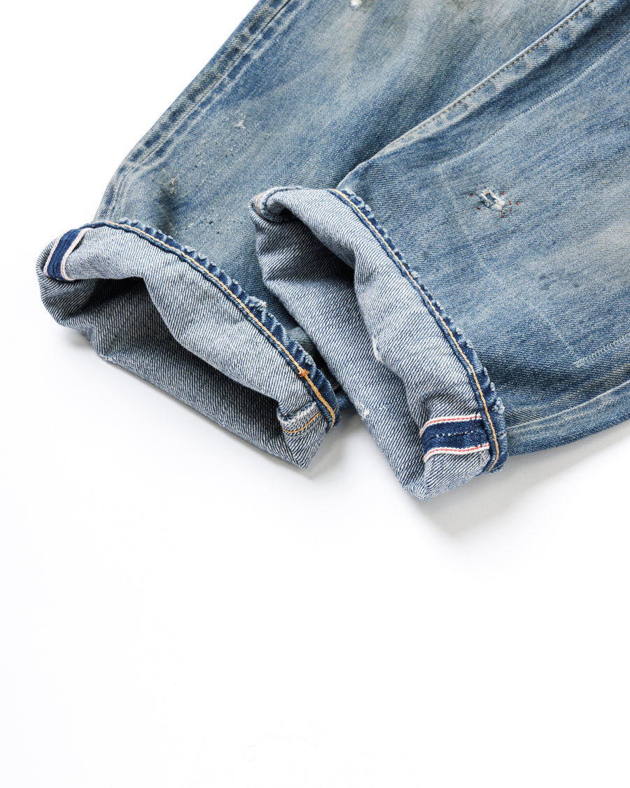 1985年のLEVIS 550をベースに再構築した、ワイドテーパードのリメイク5Pデニム。
12.5ozデニムのタテ糸には中白のインディゴロープ染色糸を使用し、ムラ感のある豊かな表情を演出。タテ落ちとインディゴの濃淡を活かすことで、ヴィンテージにはない独自の風合いを表現しています。さらに手作業のトーンコントロールと特別なエイジング加工を加えることで奥行きある仕上がりに。オリジナル染料の吹き付けにより、モダンでソリッドな印象も併せ持つ一本です。This remade 5P denim features a wide tapered silhouette inspired by the 1985 LEVIS 550.
The 12.5oz denim uses medium-white indigo rope–dyed warp yarns, giving it a textured, slubby character.
By highlighting vertical fading and vivid indigo variations, it achieves a look distinct from vin
