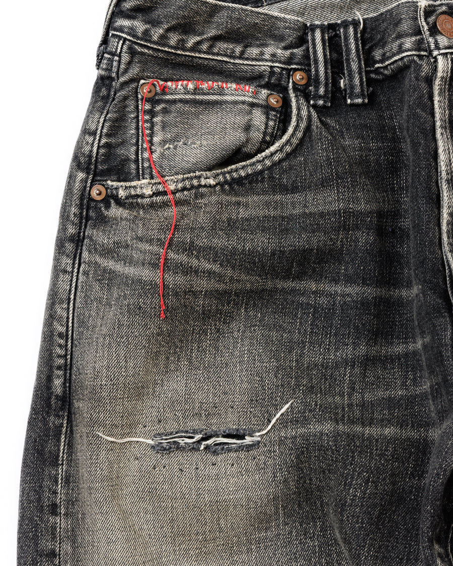 ANACHRONORM定番のレギュラーテーパード5Pパンツをベースに、リメイクで再構築した一本。
腰回りにはゆとりを持たせつつ、裾へ向かってすっきりと収まる美しいテーパードシルエットが特徴です。
タテ糸は硫化ロープ染色を施した芯白仕様で、ブラックからグレーへ自然にフェードする豊かな経年変化が魅力。
ムラ糸が生み出す自然な陰影により、ヴィンテージライクな表情を楽しめます。
さらにタテヨコに硫化ブラックのスラブ糸を使用し、ベーストーンを抑えながらもアタリを際立たせた奥行きのあるコントラストを表現。
リアルなユーズド感を備えた、加工映えする一本に仕上げています。
A reconstructed take on ANACHRONORM’s classic Regular Tapered 5P Pants, refined through its remake design.
The fit offers room around the waist with a clean taper toward the hem, ensuring both comfort and sharp lines.
Warp yarns a