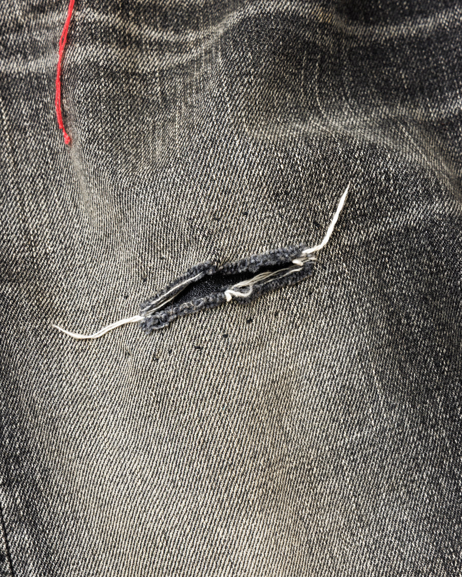 ANACHRONORM定番のレギュラーテーパード5Pパンツをベースに、リメイクで再構築した一本。
腰回りにはゆとりを持たせつつ、裾へ向かってすっきりと収まる美しいテーパードシルエットが特徴です。
タテ糸は硫化ロープ染色を施した芯白仕様で、ブラックからグレーへ自然にフェードする豊かな経年変化が魅力。
ムラ糸が生み出す自然な陰影により、ヴィンテージライクな表情を楽しめます。
さらにタテヨコに硫化ブラックのスラブ糸を使用し、ベーストーンを抑えながらもアタリを際立たせた奥行きのあるコントラストを表現。
リアルなユーズド感を備えた、加工映えする一本に仕上げています。
A reconstructed take on ANACHRONORM’s classic Regular Tapered 5P Pants, refined through its remake design.
The fit offers room around the waist with a clean taper toward the hem, ensuring both comfort and sharp lines.
Warp yarns a