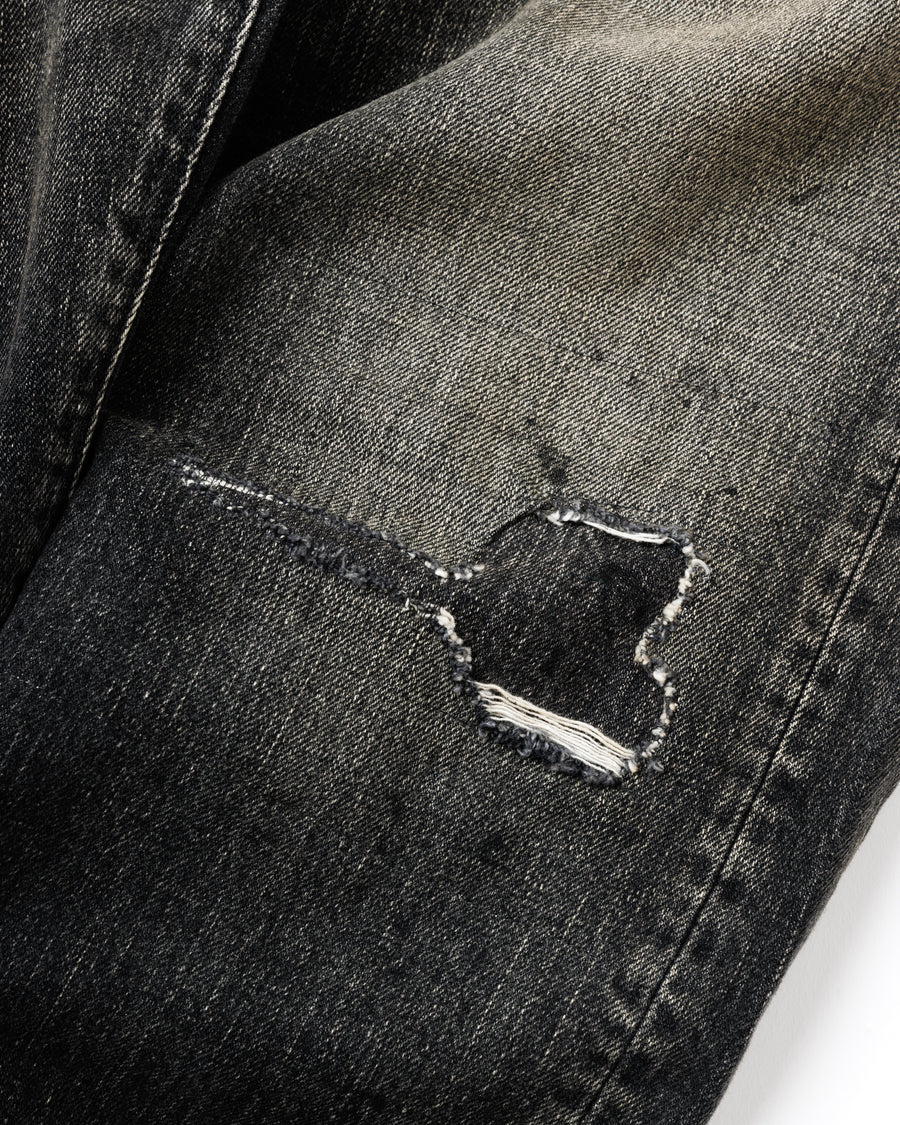 ANACHRONORM定番のレギュラーテーパード5Pパンツをベースに、リメイクで再構築した一本。
腰回りにはゆとりを持たせつつ、裾へ向かってすっきりと収まる美しいテーパードシルエットが特徴です。
タテ糸は硫化ロープ染色を施した芯白仕様で、ブラックからグレーへ自然にフェードする豊かな経年変化が魅力。
ムラ糸が生み出す自然な陰影により、ヴィンテージライクな表情を楽しめます。
さらにタテヨコに硫化ブラックのスラブ糸を使用し、ベーストーンを抑えながらもアタリを際立たせた奥行きのあるコントラストを表現。
リアルなユーズド感を備えた、加工映えする一本に仕上げています。
A reconstructed take on ANACHRONORM’s classic Regular Tapered 5P Pants, refined through its remake design.
The fit offers room around the waist with a clean taper toward the hem, ensuring both comfort and sharp lines.
Warp yarns a