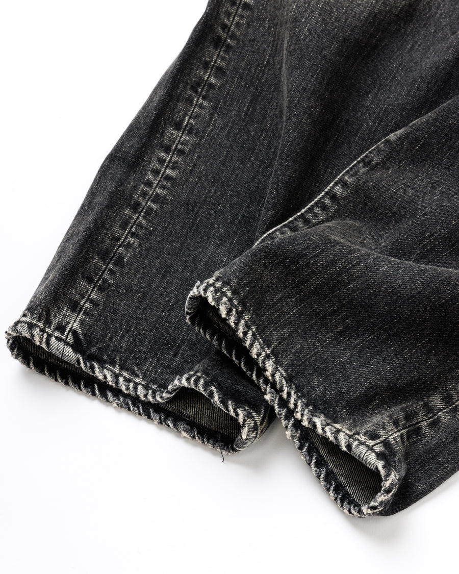 ANACHRONORM定番のレギュラーテーパード5Pパンツをベースに、リメイクで再構築した一本。
腰回りにはゆとりを持たせつつ、裾へ向かってすっきりと収まる美しいテーパードシルエットが特徴です。
タテ糸は硫化ロープ染色を施した芯白仕様で、ブラックからグレーへ自然にフェードする豊かな経年変化が魅力。
ムラ糸が生み出す自然な陰影により、ヴィンテージライクな表情を楽しめます。
さらにタテヨコに硫化ブラックのスラブ糸を使用し、ベーストーンを抑えながらもアタリを際立たせた奥行きのあるコントラストを表現。
リアルなユーズド感を備えた、加工映えする一本に仕上げています。
A reconstructed take on ANACHRONORM’s classic Regular Tapered 5P Pants, refined through its remake design.
The fit offers room around the waist with a clean taper toward the hem, ensuring both comfort and sharp lines.
Warp yarns a