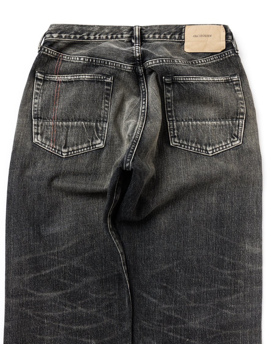ANACHRONORM定番のレギュラーテーパード5Pパンツをベースに、リメイクで再構築した一本。
腰回りにはゆとりを持たせつつ、裾へ向かってすっきりと収まる美しいテーパードシルエットが特徴です。
タテ糸は硫化ロープ染色を施した芯白仕様で、ブラックからグレーへ自然にフェードする豊かな経年変化が魅力。
ムラ糸が生み出す自然な陰影により、ヴィンテージライクな表情を楽しめます。
さらにタテヨコに硫化ブラックのスラブ糸を使用し、ベーストーンを抑えながらもアタリを際立たせた奥行きのあるコントラストを表現。
リアルなユーズド感を備えた、加工映えする一本に仕上げています。
A reconstructed take on ANACHRONORM’s classic Regular Tapered 5P Pants, refined through its remake design.
The fit offers room around the waist with a clean taper toward the hem, ensuring both comfort and sharp lines.
Warp yarns a