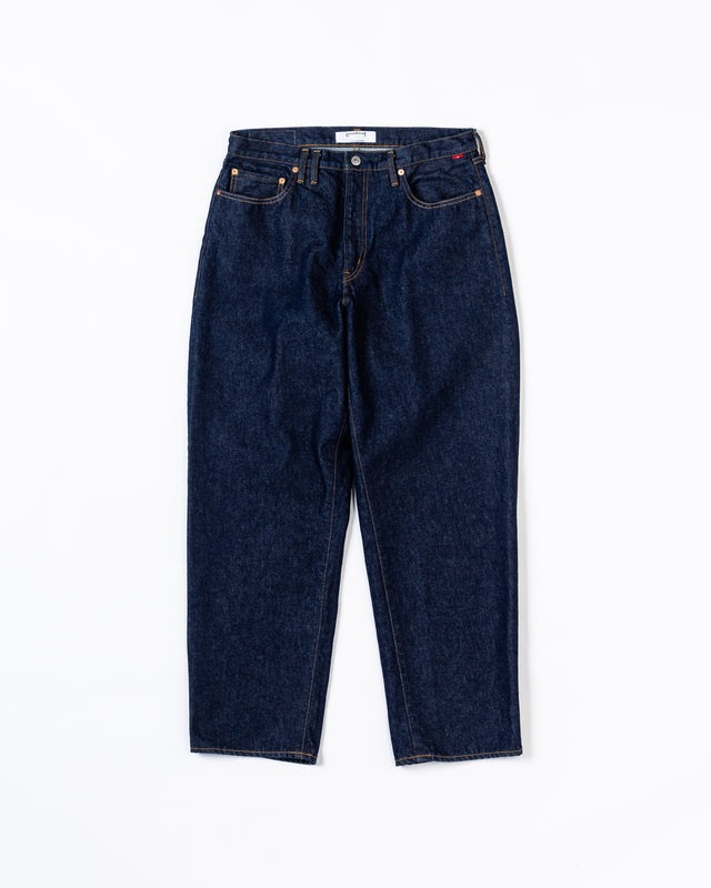 14ozハチマルデニムを採用し、ワンウォッシュ加工のみのワイドテーパードシルエットデニムパンツ