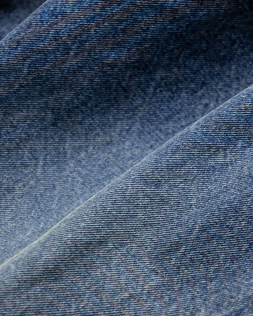 14ozハチマルデニムを採用し、5年履き続けた加工を施し、さらに独自のリメイクを追加したインディゴワイドテーパードシルエットデニムパンツ