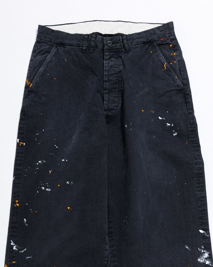 ANACHRONORM × SOULGOODS 第2弾コラボ。U.S. ARMYチノをベースにワイドシルエットへ再構築。硫化染めコットン100%、職人ハンドペイント、自然な退色加工。経年変化を楽しむ日本製ペイントチノトラウザー。