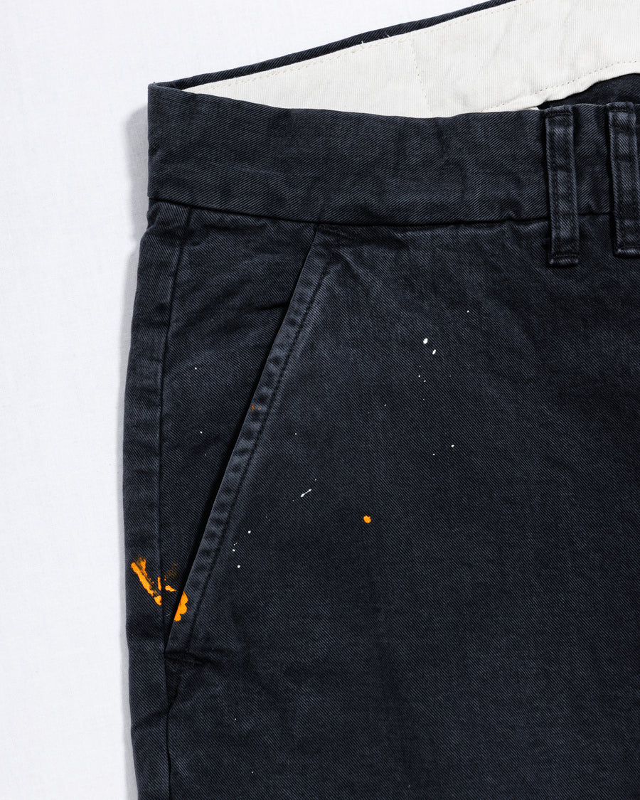 ANACHRONORM × SOULGOODS 第2弾コラボ。U.S. ARMYチノをベースにワイドシルエットへ再構築。硫化染めコットン100%、職人ハンドペイント、自然な退色加工。経年変化を楽しむ日本製ペイントチノトラウザー。
