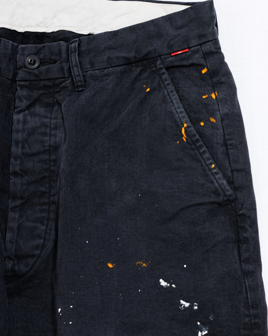 ANACHRONORM × SOULGOODS 第2弾コラボ。U.S. ARMYチノをベースにワイドシルエットへ再構築。硫化染めコットン100%、職人ハンドペイント、自然な退色加工。経年変化を楽しむ日本製ペイントチノトラウザー。