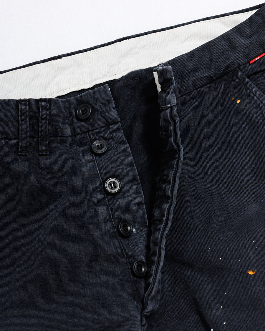 ANACHRONORM × SOULGOODS 第2弾コラボ。U.S. ARMYチノをベースにワイドシルエットへ再構築。硫化染めコットン100%、職人ハンドペイント、自然な退色加工。経年変化を楽しむ日本製ペイントチノトラウザー。