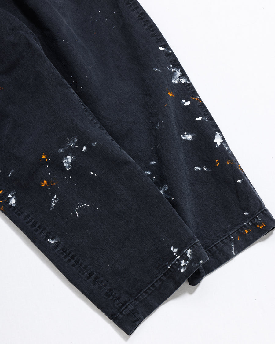 ANACHRONORM × SOULGOODS 第2弾コラボ。U.S. ARMYチノをベースにワイドシルエットへ再構築。硫化染めコットン100%、職人ハンドペイント、自然な退色加工。経年変化を楽しむ日本製ペイントチノトラウザー。