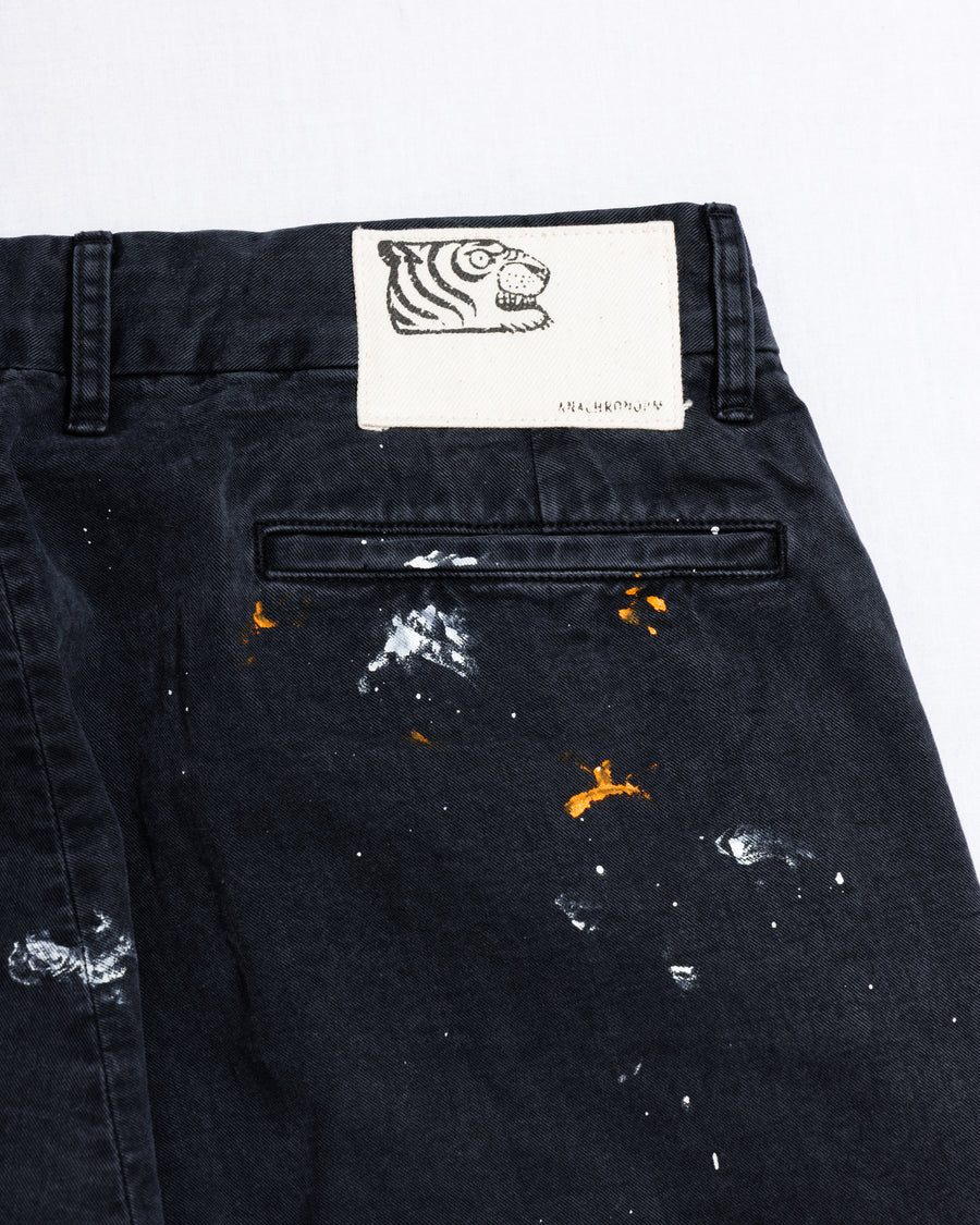 ANACHRONORM × SOULGOODS 第2弾コラボ。U.S. ARMYチノをベースにワイドシルエットへ再構築。硫化染めコットン100%、職人ハンドペイント、自然な退色加工。経年変化を楽しむ日本製ペイントチノトラウザー。