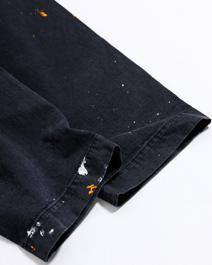 ANACHRONORM × SOULGOODS 第2弾コラボ。U.S. ARMYチノをベースにワイドシルエットへ再構築。硫化染めコットン100%、職人ハンドペイント、自然な退色加工。経年変化を楽しむ日本製ペイントチノトラウザー。