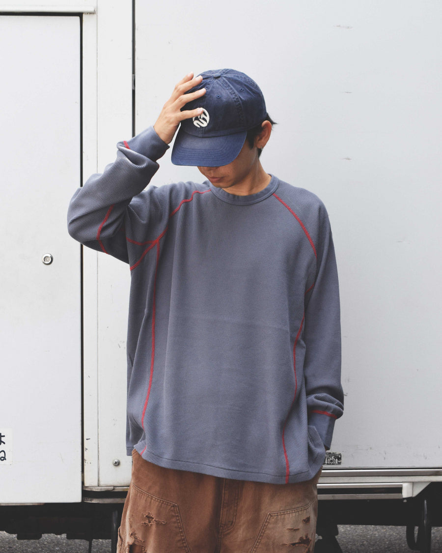 本体とは異なるカラーのステッチを配色としてデザインした中肉のブルーグレイ色のワッフルロンT