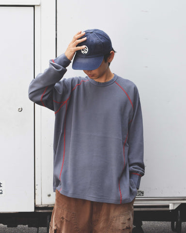 本体とは異なるカラーのステッチを配色としてデザインした中肉のブルーグレイ色のワッフルロンT
