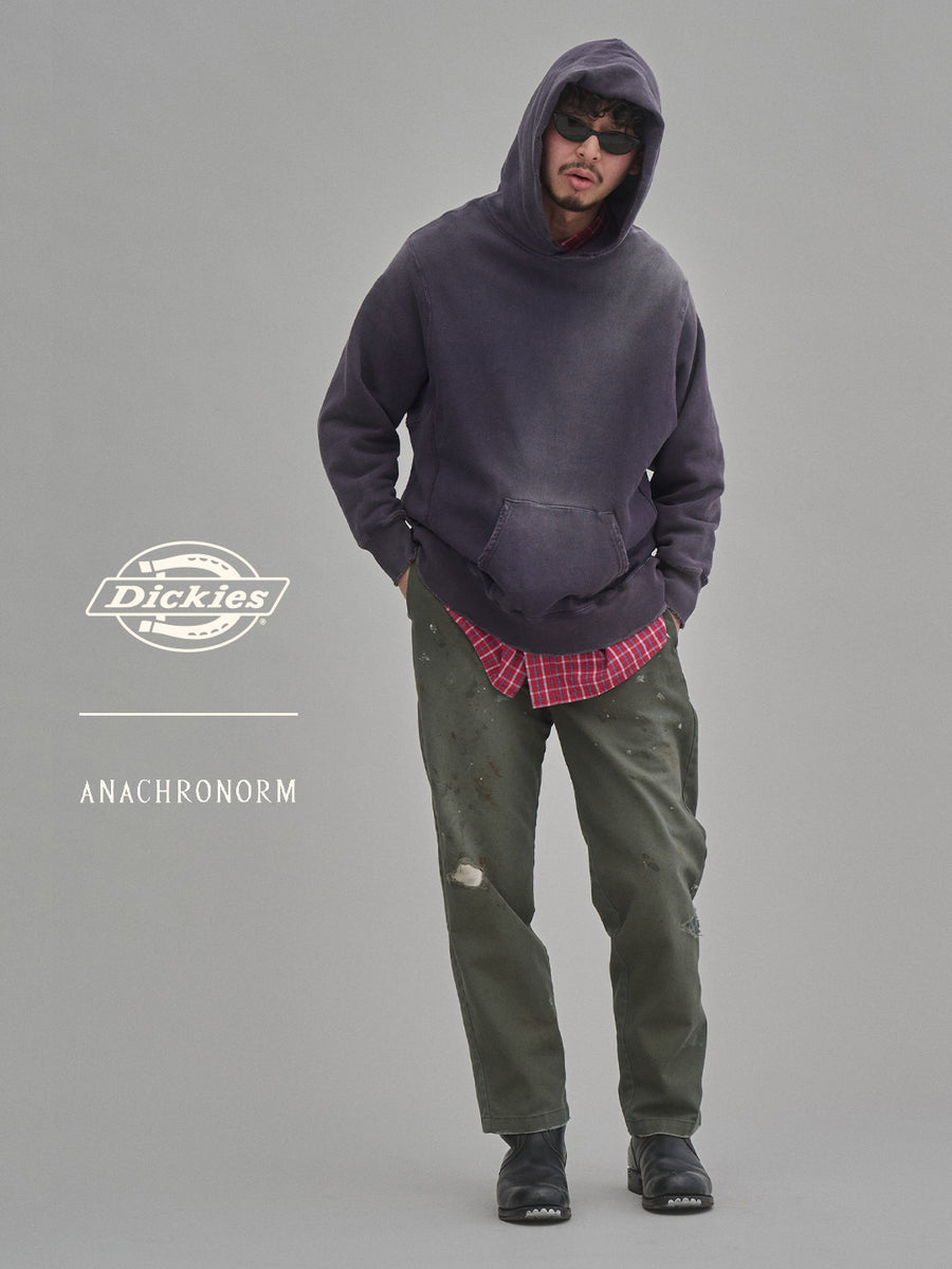 Dickiesのアイコンであるオリジナルワークパンツをベースに、ANACHRONORMがリアルなエイジングとリペア加工を施しました。
8.5ozのTCツイル生地はハリがあり丈夫で、シワになりにくく汚れにも強い素材。
タフなTC素材に5工程の加工を施し、長年履き込んだような風合いを再現しています。
膝には異なる生地の当て布を使用し、破れを補修したようなリペア風リメイクに仕上げました。
Based on the iconic Dickies Original Work Pants, reimagined with ANACHRONORM’s signature aging and repair aesthetic.
Made from sturdy 8.5oz TC twill, known for its durability and resistance to wrinkles and stains.
A five-step processing method recreates the look of years of wear on the tough TC fabric.