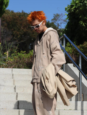 メキシカンパーカーの特徴や印象を忠実に再現しつつ、寸法を調整してシルエットを整えた一着です。
柔らかな甘織りデニムを使用し、快適な着心地に仕上げています。
太畝ツイルデニムは弱スラブ糸で織り上げたふっくらとした質感と自然なストレッチ性が特徴で、ベージュカラーが上品な印象を与えます。