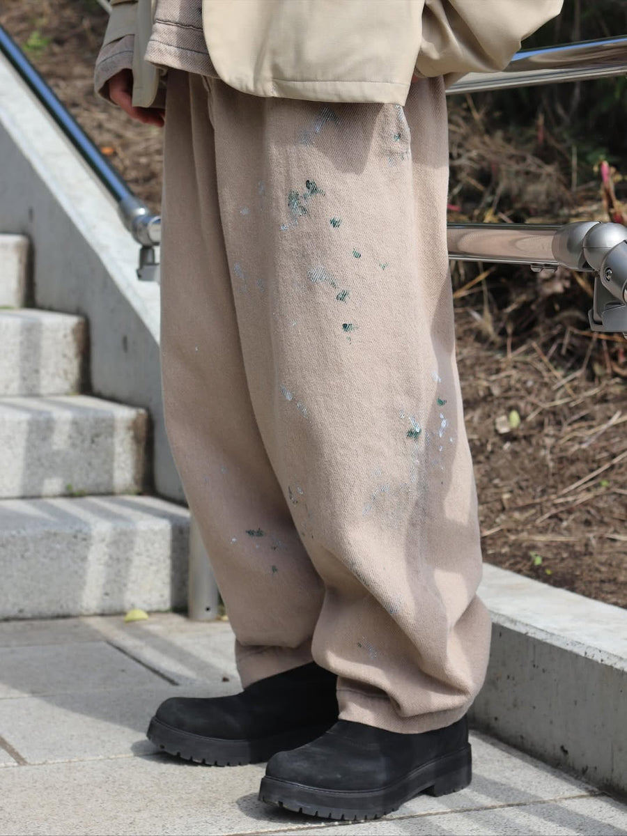 シルエットを重視したワイドイージーパンツ。
柔らかな甘織りデニムを使用し、快適な着心地を実現しました。
弱スラブ糸で織り上げた太畝ツイルデニムは、ふっくらとした質感と自然なストレッチ性が特徴で、ベージュカラーが上品な印象を与えます。