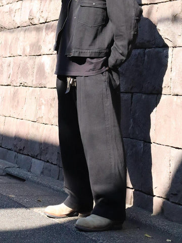 ヘビーピケワイドトラウザーズは、上質で肉厚なピケ素材を使用した、存在感のあるワイドシルエットの一本です。無骨さときれいな落ち感を併せ持ち、幅広いスタイルに馴染みます。生地は13オンスの先染め硫化ピケで、重厚感と柔らかさが特徴です。着用を重ねることで硫化染料特有の経年変化を楽しめ、仕上げにはワンウォッシュ加工を施しています。The Heavy Pique Wide Trousers are crafted from premium, heavyweight pique fabric, delivering a strong presence with a clean, relaxed drape. The 13oz pre-dyed sulfide pique provides both substantial weight and softness, developing a rich patina over time with repeated wear. The trousers are finished with a one-wash treatment for a natural, broken-in
