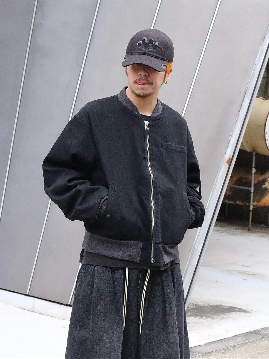 【 商品名：デュアルデニムMA-1 】

本製品は、ブランドのメイン素材であるデニムを使用し、ディティールを忠実に再現しながらシルエットを整えたブラックカラーのMA-1ジャケットです。中綿は入っていませんが、ライトオンスのデニムを採用し、二重縫製によって柔らかさと程よい肉感を両立した着心地の良い一着に仕上げています。生地にはムラ糸を使用した8ozデニムを採用しており、シャープなムラ形状と粗野な風合いが、より一層ヴィンテージ感を引き立てます。また、加工にはワンウォッシュを施し、自然な風合いを持たせています。