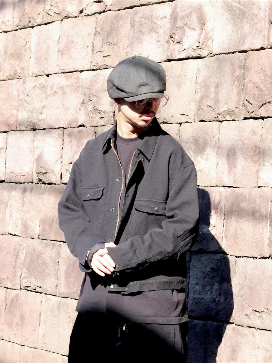 ヘビーピケワークジャケットは、上質で肉厚なピケ素材を使用し、無骨さときれいな落ち感を兼ね備えた一着です。13オンスの先染め硫化ピケは重厚感と柔らかさが特徴で、着用を重ねることで硫化染料ならではの味わい深い経年変化が生まれます。加工はワンウォッシュ仕上げです。
The Heavy Pique Work Jacket is made from premium, heavyweight pique fabric that blends rugged character with a clean, refined drape. The 13oz pre-dyed sulfide pique offers both substantial weight and softness, gradually developing a rich patina with wear. The jacket is finished with a one-wash treatment.