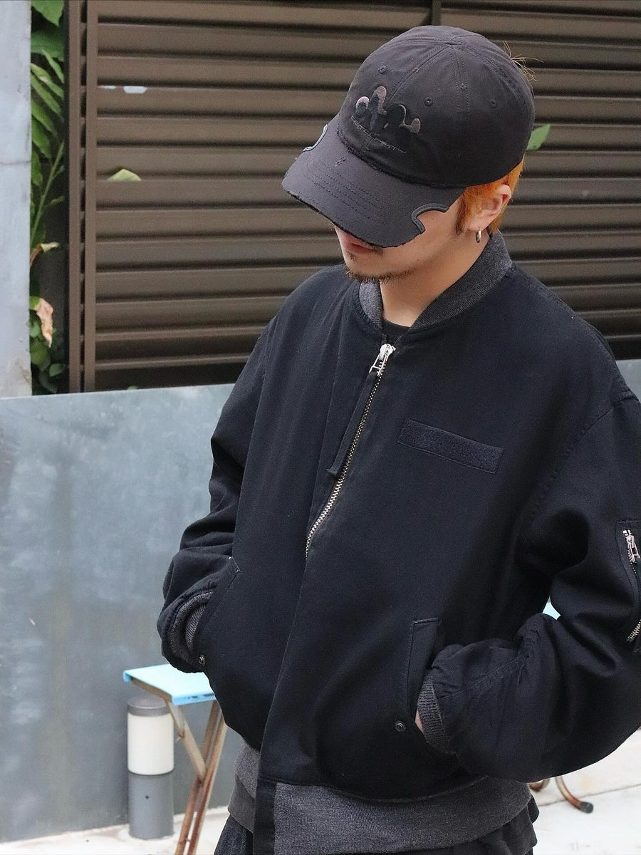 【 商品名：デュアルデニムMA-1 】

本製品は、ブランドのメイン素材であるデニムを使用し、ディティールを忠実に再現しながらシルエットを整えたブラックカラーのMA-1ジャケットです。中綿は入っていませんが、ライトオンスのデニムを採用し、二重縫製によって柔らかさと程よい肉感を両立した着心地の良い一着に仕上げています。生地にはムラ糸を使用した8ozデニムを採用しており、シャープなムラ形状と粗野な風合いが、より一層ヴィンテージ感を引き立てます。また、加工にはワンウォッシュを施し、自然な風合いを持たせています。