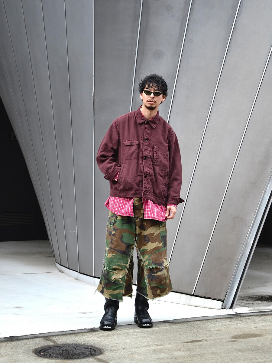 多数のポケットを備え、利便性を追求したリネンのユーティリティジャケット。素材には、肉厚ながらも「とろみ」と清涼感を併せ持つ、柔らかなフレンチリネンを採用しました。硫化染めを施すことで、リネン特有のナチュラルな質感と奥行きのある表情を最大限に引き出し、独自の風合いに仕上げた一着です。
A utility jacket featuring functional pockets and a relaxed silhouette. Crafted from thick yet soft French Linen for a cool, supple touch. This BURGUNDY piece is treated with a sulfur-dye process, enhancing the natural texture of the linen to create a deep, unique character that ages beautifully with wear.