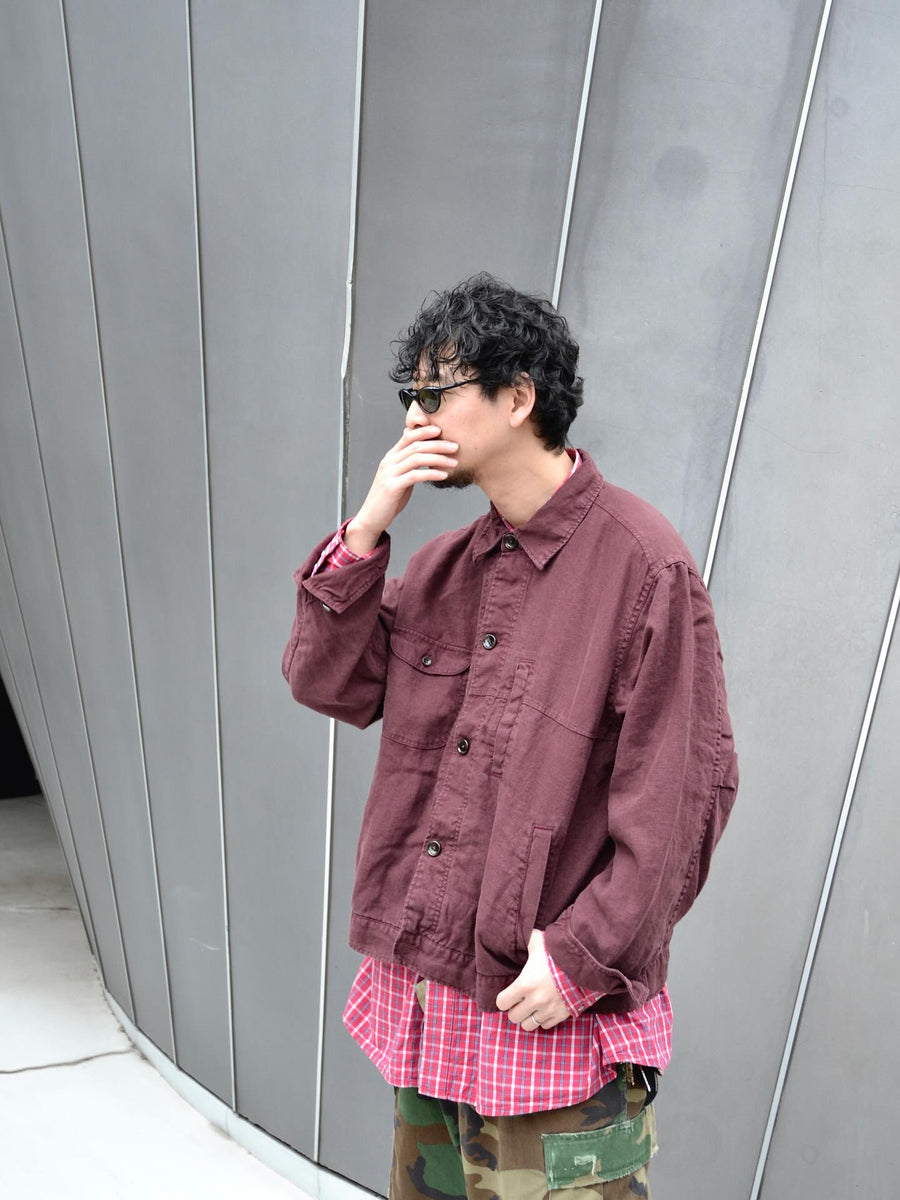 多数のポケットを備え、利便性を追求したリネンのユーティリティジャケット。素材には、肉厚ながらも「とろみ」と清涼感を併せ持つ、柔らかなフレンチリネンを採用しました。硫化染めを施すことで、リネン特有のナチュラルな質感と奥行きのある表情を最大限に引き出し、独自の風合いに仕上げた一着です。
A utility jacket featuring functional pockets and a relaxed silhouette. Crafted from thick yet soft French Linen for a cool, supple touch. This BURGUNDY piece is treated with a sulfur-dye process, enhancing the natural texture of the linen to create a deep, unique character that ages beautifully with wear.