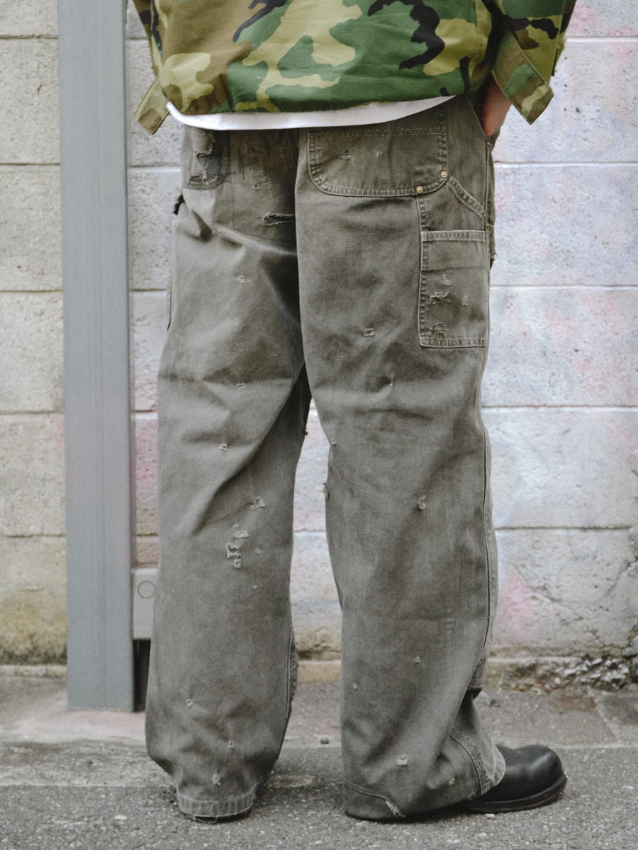 中目黒の「FIFTH GENERAL STORE」とのコラボモデル。同店のダブルニーパンツをベースに、ANACHRONORMが贅沢なリメイクを施しました。高密度ダック地に、独自のG-Brown硫化染めと重層的なバイオ加工、サンフェード、全面の千鳥ステッチ補修を敢行。職人の高度な技術を惜しみなく注ぎ込み、ワークウェアを超越した圧倒的な奥行きとリアリティを追求した究極の一本です。
A collaboration with Nakameguro’s FIFTH GENERAL STORE. Based on their double-knee pants, ANACHRONORM applied luxury distressing, custom G-Brown sulfur dyeing, and meticulous zigzag stitch repairs. It features profound depth and a realistic sun-faded patina, showcasing elite craftsmanship.