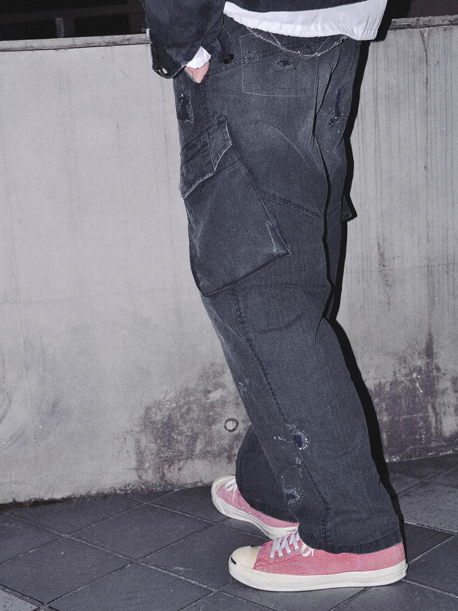 ミリタリートラウザーズを現代的にリファイン。斜めのカーゴポケットが実用的なアクセントを添え、洗練されたテーパードラインが際立ちます。素材には肌馴染みの良い10sヘリンボンを採用。環境に配慮した特殊エイジング・サンフェード加工と随所のリメイクにより、リアリティのある褪色感とヴィンテージな佇まいを表現しました。

Modernized military trousers with a refined tapered fit and slanted cargo pockets. Crafted from soft 10s herringbone, this BLACKA pair features special sun-fading and remake details. It achieves an authentic, time-worn vintage character while utilizing eco-conscious processing to minimize environmental impact.