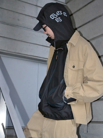 ミリタリーのシャツジャケットを現代的シルエットに更新。裾のドローコードで着丈のニュアンスを自在に調整可能です。素材には、やや甘織りで肌馴染みの良い10sヘリンボンを採用。ストーンバイオウォッシュを施すことで、クラシカルな生地感に柔らかな風合いとこなれ感をプラスした、着回し力の高い一着に仕上げました。

A modern update to the classic military shirt jacket, featuring hem drawcords for an adjustable silhouette. Crafted from 10s herringbone, slightly loose-knitted for a soft, comfortable touch. This KHAKI piece has been treated with a stone bio-wash, giving the traditional weave a natural, worn-in texture and a sophisticated casual feel.