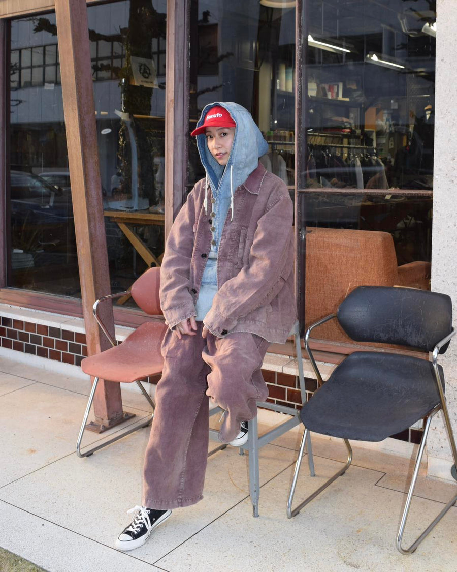 利便性の高い多機能ポケットを備えた、フレンチリネンのユーティリティジャケット。肉厚ながら「とろみ」のある柔らかなフレンチリネンを採用し、清涼感のある着心地を実現しました。硫化染め後に水を使用しないサスティナブルブリーチ加工を施すことで、環境に配慮しながらも、長年着込んだような深みのある色褪せとヴィンテージライクな佇まいを表現しています。
A utility jacket featuring functional pockets and a relaxed silhouette. Crafted from thick yet supple French Linen for a cool, soft touch. This BURGUNDY piece undergoes a sulfur-dye and waterless sustainable bleach process, authentically recreating a deep, sun-faded vintage character while staying eco-conscious.