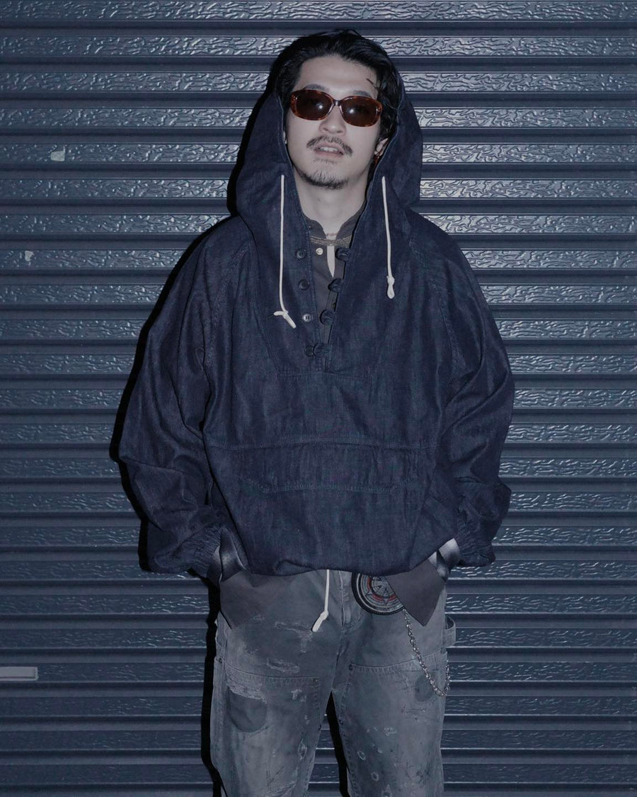 フード口のボタンの開閉により、首まわりのニュアンスを変えて楽しめる一着。素材には、経糸にコットンムラ糸、緯糸に綿麻混紡糸を使用した綿麻6ozデニムを採用しました。シャープなムラ感とリネン混ならではの粗野な風合いが、ヴィンテージの魅力を引き立てます。バイオウォッシュ加工を施すことで、使い始めから体に馴染む柔らかな質感に仕上げました。

A versatile piece featuring adjustable hood buttons to create a clean or relaxed neckline. Crafted from 6oz cotton-linen denim, the fabric combines sharp slub textures with the rustic feel of linen for an authentic vintage character. Treated with a bio-wash process, this INDIGO garment offers a soft, lived-in feel from the very first wear.