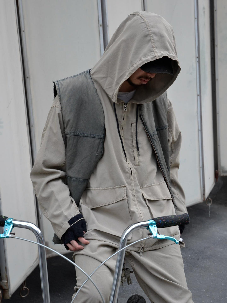 ポリエステル100％でありながら、綿のような質感と軽量性を備えた高機能な一着。タスラン加工糸を使用したポリエステルオックスを採用し、シワになりにくく速乾性に優れたイージーケア性を実現しました。本来染色が困難な素材に特殊顔料染めを施すことで、化繊特有の光沢を抑えた、ナチュラルで奥行きのある絶妙なフェード感を表現しています。

A high-performance piece crafted from polyester oxford, offering a cotton-like touch with lightweight, quick-dry, and wrinkle-resistant properties. This GRAY BEIGE item features a special pigment dye—a rare process for polyester—achieving a sophisticated, faded texture and a matte finish that defies its synthetic origins.