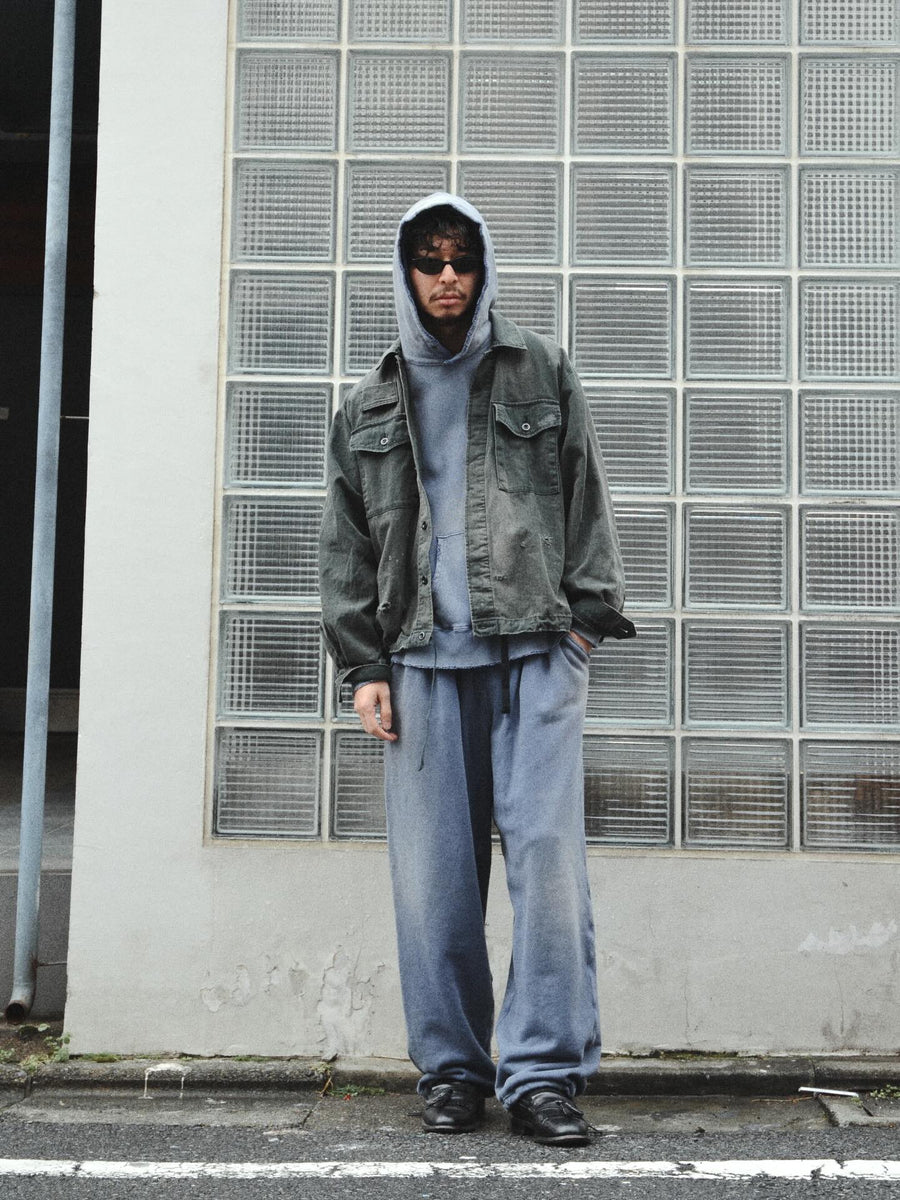 ミリタリーのシャツジャケットを現代的シルエットに更新。裾のドローコードでスタイルに合わせた変化を楽しめます。素材には肌馴染みの良い10sヘリンボンを採用。環境に配慮した特殊エイジング・サンフェード加工とダメージ加工を施すことで、クラシカルな生地にリアリティのある褪色感とヴィンテージライクな佇まいを表現しました。

A modern military shirt jacket with hem drawcords for an adjustable silhouette. Crafted from soft 10s herringbone, this BLACK piece undergoes a special sun-fade and damage process. It achieves a realistic, time-worn vintage look with authentic distressing while minimizing environmental impact through eco-conscious processing.