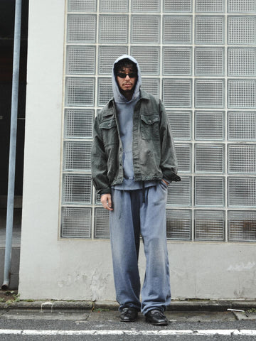 ミリタリーのシャツジャケットを現代的シルエットに更新。裾のドローコードでスタイルに合わせた変化を楽しめます。素材には肌馴染みの良い10sヘリンボンを採用。環境に配慮した特殊エイジング・サンフェード加工とダメージ加工を施すことで、クラシカルな生地にリアリティのある褪色感とヴィンテージライクな佇まいを表現しました。

A modern military shirt jacket with hem drawcords for an adjustable silhouette. Crafted from soft 10s herringbone, this BLACK piece undergoes a special sun-fade and damage process. It achieves a realistic, time-worn vintage look with authentic distressing while minimizing environmental impact through eco-conscious processing.