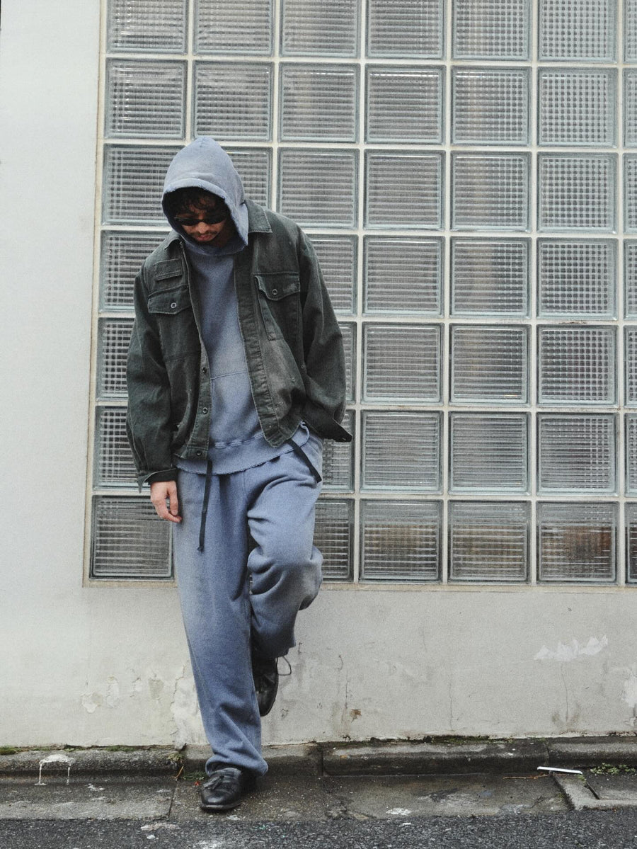 ミリタリーのシャツジャケットを現代的シルエットに更新。裾のドローコードでスタイルに合わせた変化を楽しめます。素材には肌馴染みの良い10sヘリンボンを採用。環境に配慮した特殊エイジング・サンフェード加工とダメージ加工を施すことで、クラシカルな生地にリアリティのある褪色感とヴィンテージライクな佇まいを表現しました。

A modern military shirt jacket with hem drawcords for an adjustable silhouette. Crafted from soft 10s herringbone, this BLACK piece undergoes a special sun-fade and damage process. It achieves a realistic, time-worn vintage look with authentic distressing while minimizing environmental impact through eco-conscious processing.