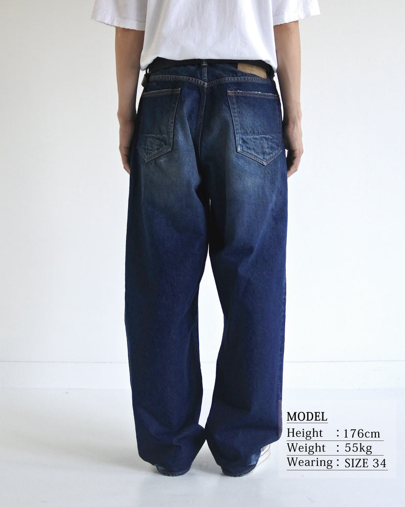 85年製Levi's 550をベースにしたワイドテーパード。80年代のフラットな質感を再現した14ozハチマルデニムを使用し、空紡糸特有のドライなタッチが特徴です。中濃色のエイジング、リアルなリペア、仕上げの汚し加工により、ハードなアタリと奥行きのあるユーズド感を表現した、ヴィンテージ顔負けの一着です。Wide tapered jeans inspired by the '85 Levi's 550. Made from 14oz "Hachimaru" denim, it features a flat look and dry touch. With heavy aging, authentic repairs, and a "dirty" finish, it achieves a deep, realistic vintage character.