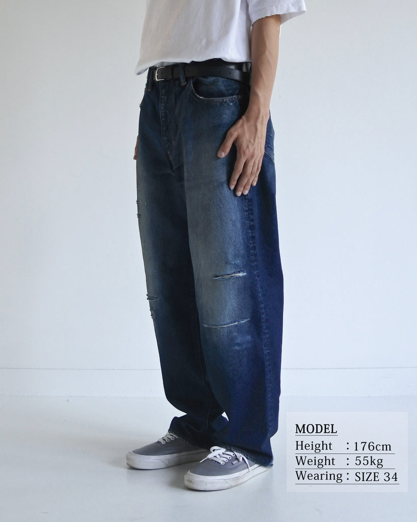 85年製Levi's 550をベースにしたワイドテーパード。80年代のフラットな質感を再現した14ozハチマルデニムを使用し、空紡糸特有のドライなタッチが特徴です。中濃色のエイジング、リアルなリペア、仕上げの汚し加工により、ハードなアタリと奥行きのあるユーズド感を表現した、ヴィンテージ顔負けの一着です。Wide tapered jeans inspired by the '85 Levi's 550. Made from 14oz "Hachimaru" denim, it features a flat look and dry touch. With heavy aging, authentic repairs, and a "dirty" finish, it achieves a deep, realistic vintage character.