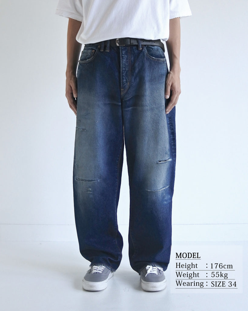 85年製Levi's 550をベースにしたワイドテーパード。80年代のフラットな質感を再現した14ozハチマルデニムを使用し、空紡糸特有のドライなタッチが特徴です。中濃色のエイジング、リアルなリペア、仕上げの汚し加工により、ハードなアタリと奥行きのあるユーズド感を表現した、ヴィンテージ顔負けの一着です。Wide tapered jeans inspired by the '85 Levi's 550. Made from 14oz "Hachimaru" denim, it features a flat look and dry touch. With heavy aging, authentic repairs, and a "dirty" finish, it achieves a deep, realistic vintage character.