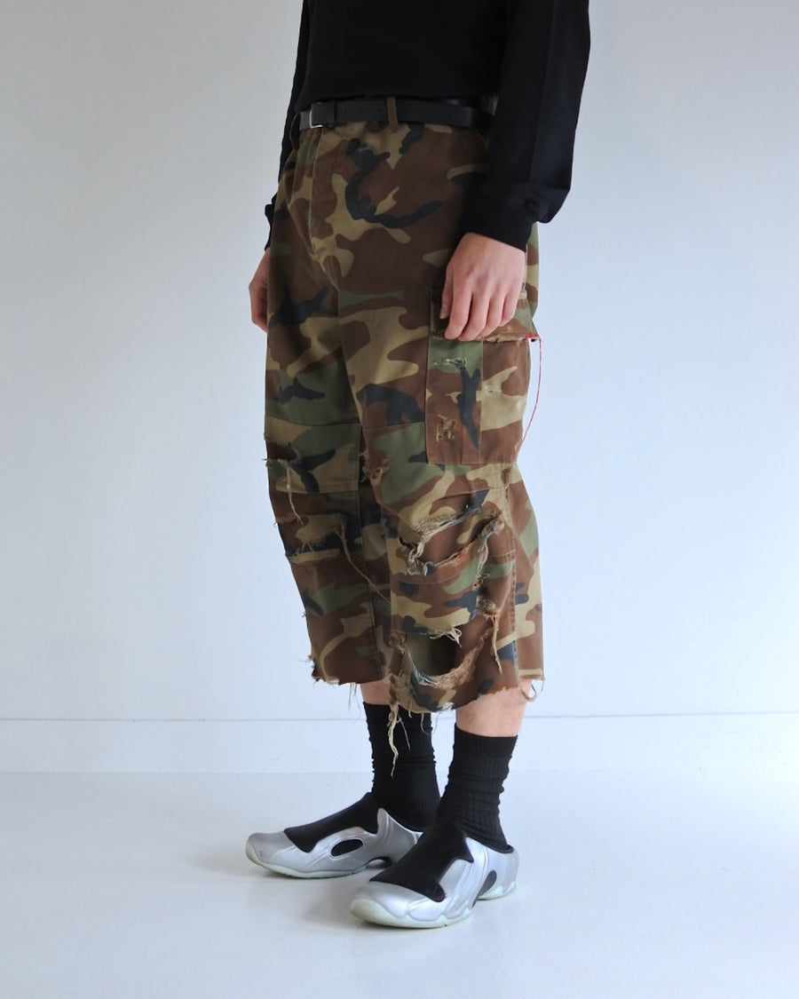 T/Cツイル生地を使用した７部丈のカモ柄パンツ