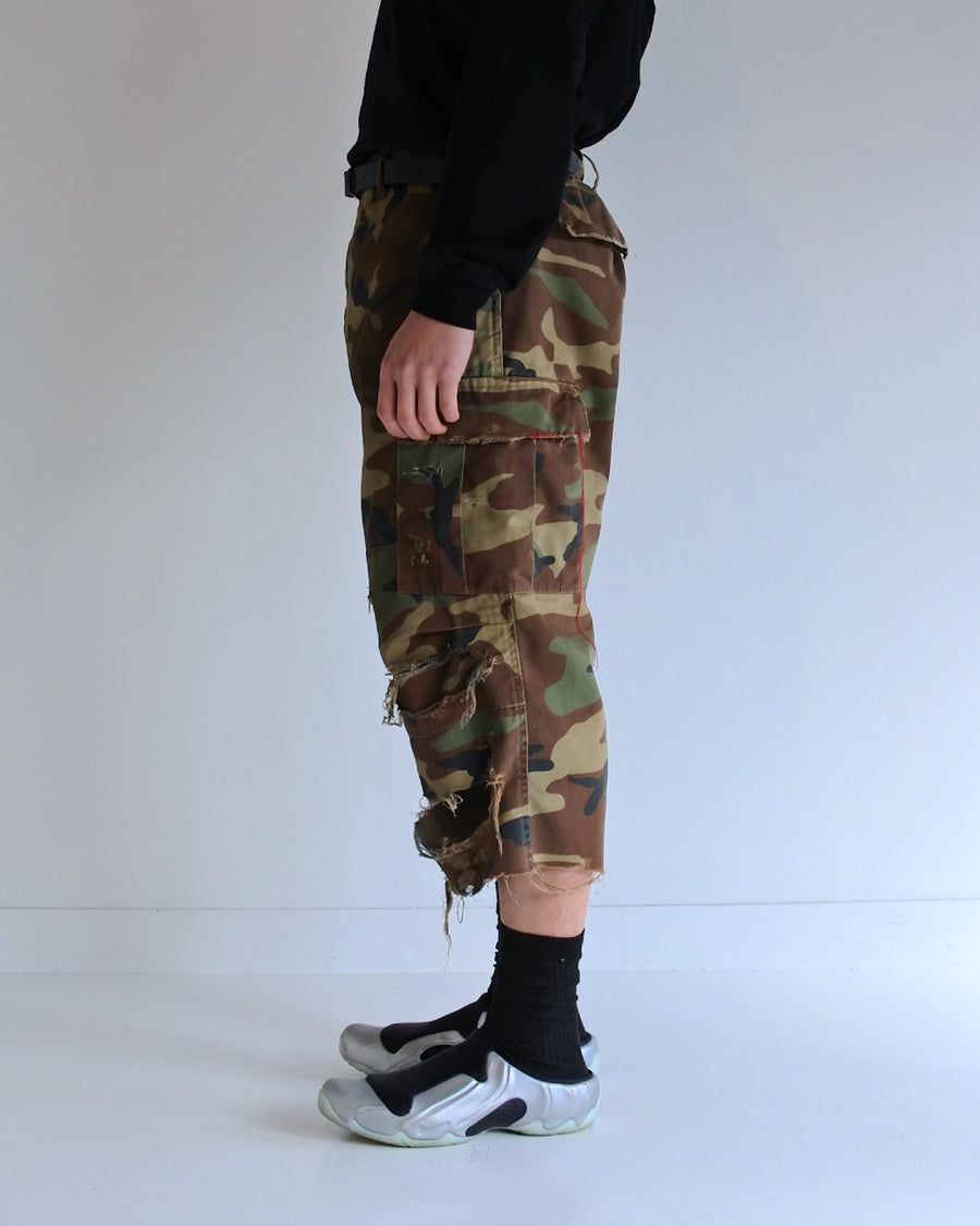 T/Cツイル生地を使用した７部丈のカモ柄パンツ