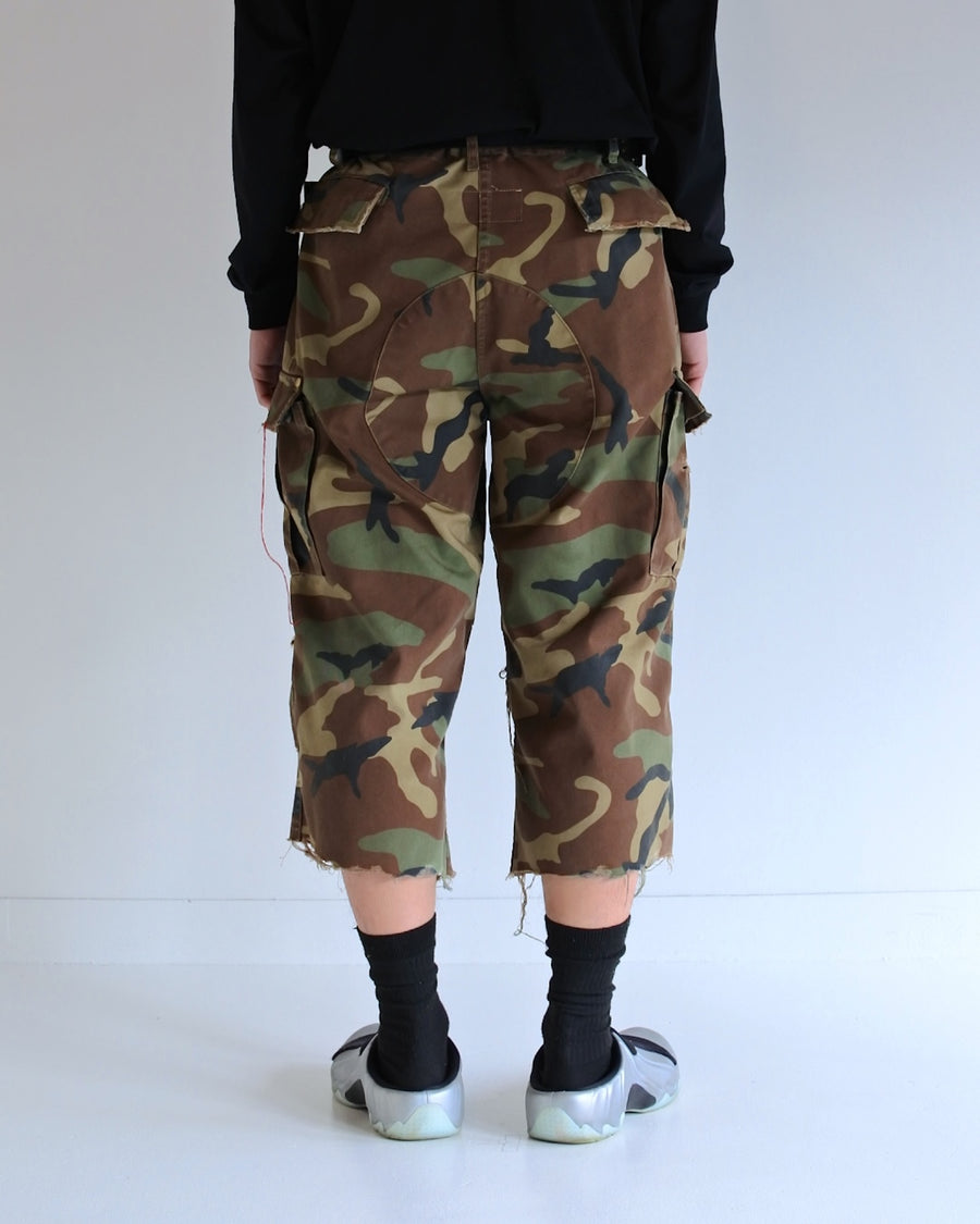 T/Cツイル生地を使用した７部丈のカモ柄パンツ