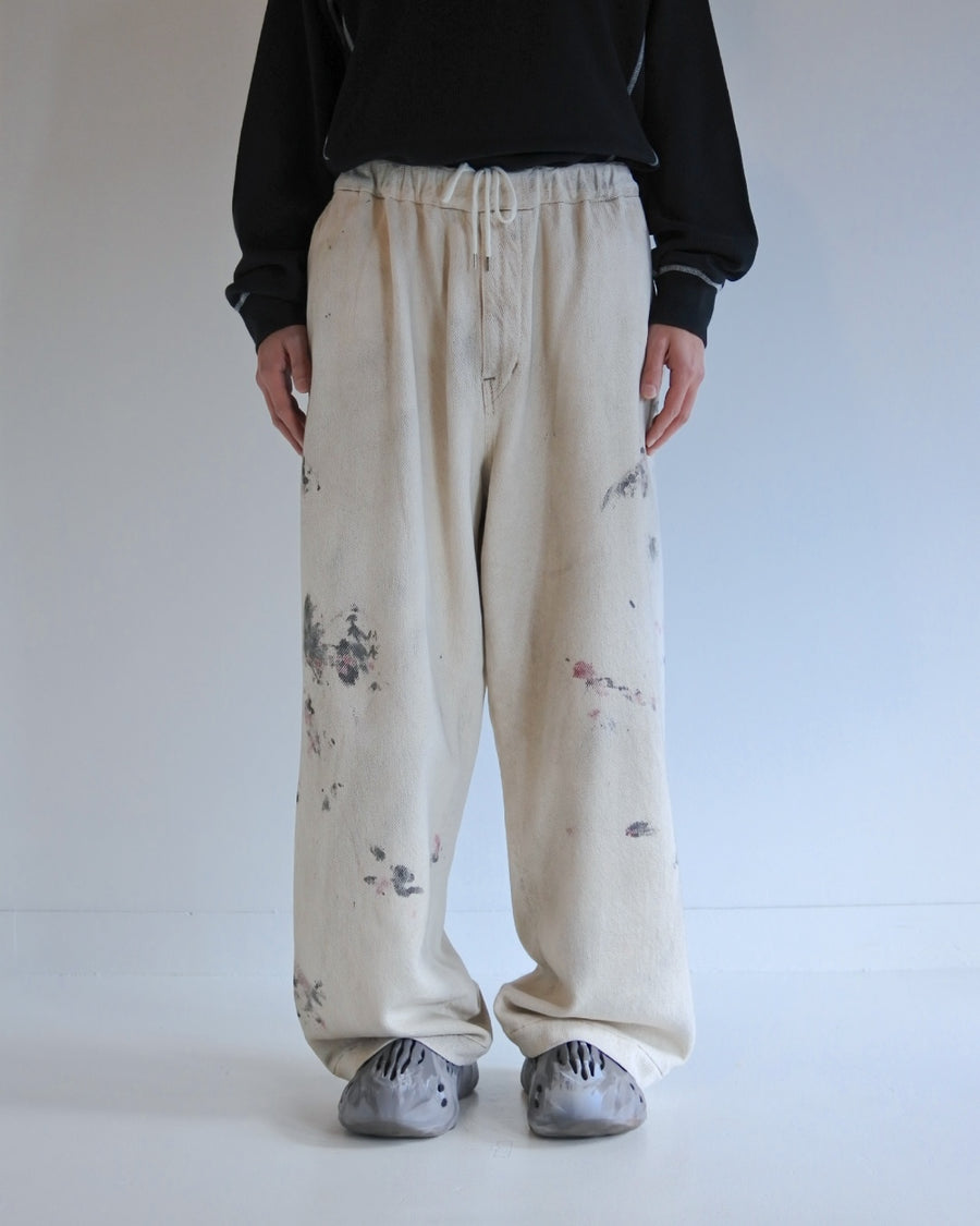 シルエットを重視したワイドイージーパンツ。
柔らかな甘織りデニムを使用し、快適な着心地を実現しました。
弱スラブ糸で織り上げた太畝ツイルデニムは、ふっくらとした質感と自然なストレッチ性が特徴で、オフホワイトカラーが上品な印象を与えます。