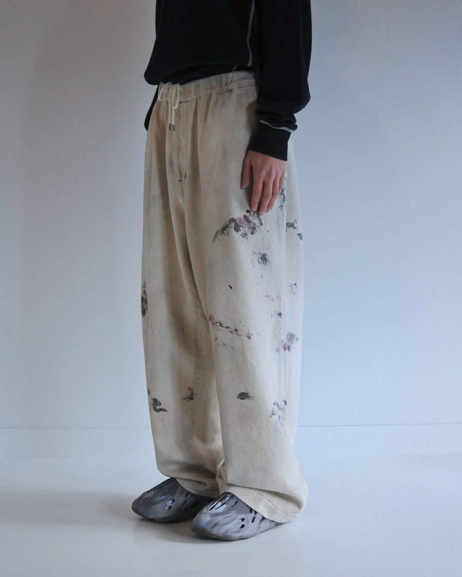 シルエットを重視したワイドイージーパンツ。
柔らかな甘織りデニムを使用し、快適な着心地を実現しました。
弱スラブ糸で織り上げた太畝ツイルデニムは、ふっくらとした質感と自然なストレッチ性が特徴で、オフホワイトカラーが上品な印象を与えます。