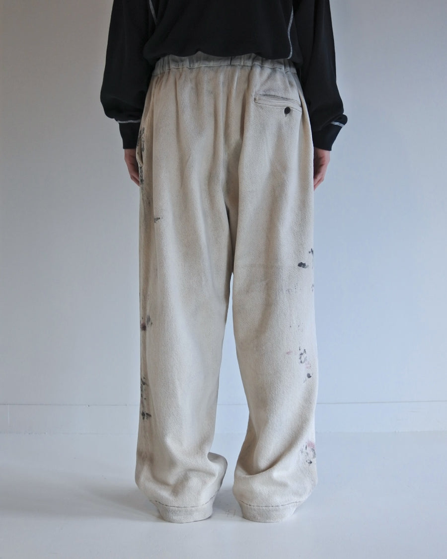シルエットを重視したワイドイージーパンツ。
柔らかな甘織りデニムを使用し、快適な着心地を実現しました。
弱スラブ糸で織り上げた太畝ツイルデニムは、ふっくらとした質感と自然なストレッチ性が特徴で、オフホワイトカラーが上品な印象を与えます。