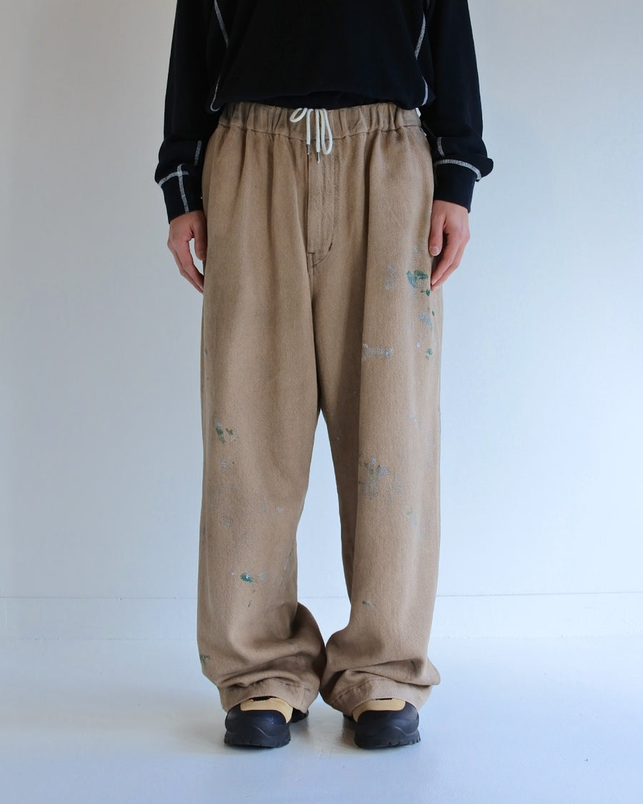 シルエットを重視したワイドイージーパンツ。
柔らかな甘織りデニムを使用し、快適な着心地を実現しました。
弱スラブ糸で織り上げた太畝ツイルデニムは、ふっくらとした質感と自然なストレッチ性が特徴で、ベージュカラーが上品な印象を与えます。