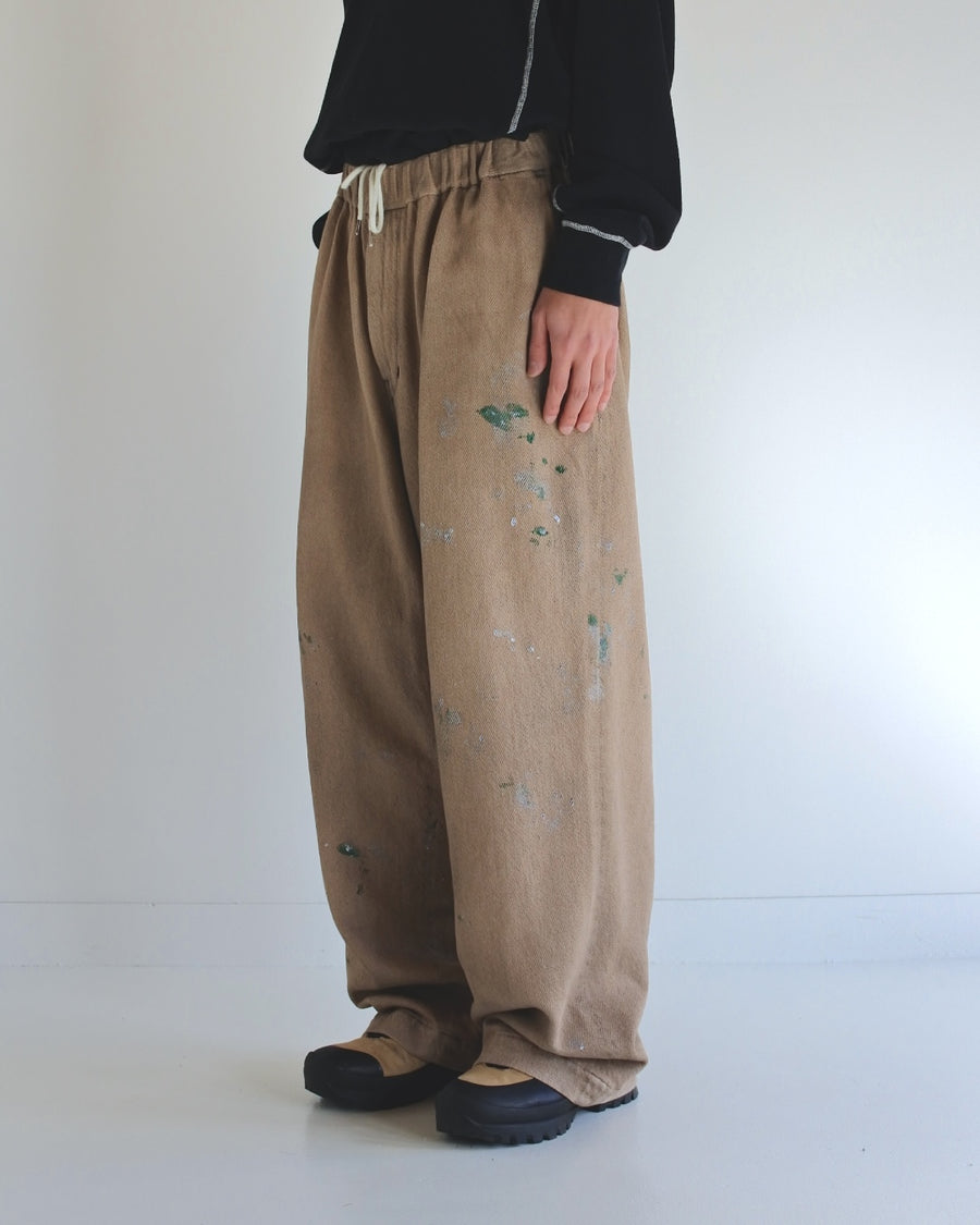 シルエットを重視したワイドイージーパンツ。
柔らかな甘織りデニムを使用し、快適な着心地を実現しました。
弱スラブ糸で織り上げた太畝ツイルデニムは、ふっくらとした質感と自然なストレッチ性が特徴で、ベージュカラーが上品な印象を与えます。