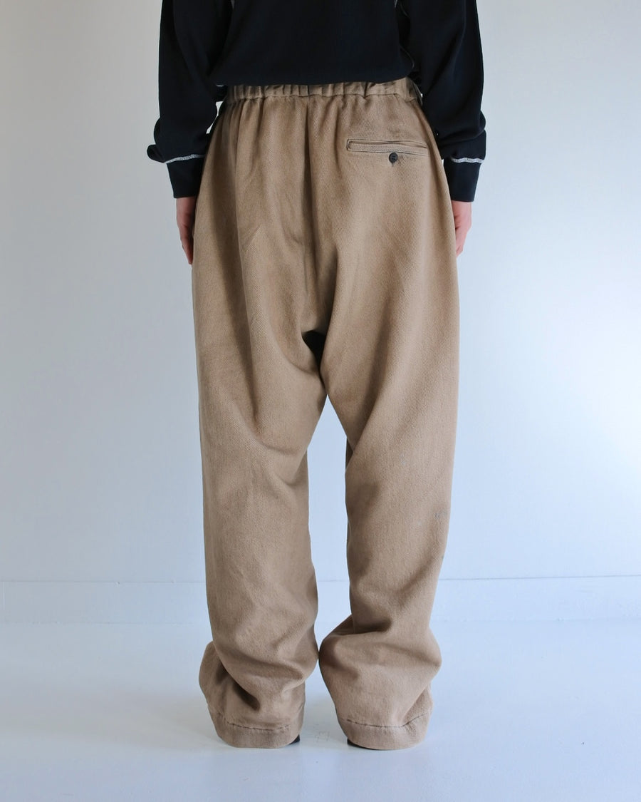 シルエットを重視したワイドイージーパンツ。
柔らかな甘織りデニムを使用し、快適な着心地を実現しました。
弱スラブ糸で織り上げた太畝ツイルデニムは、ふっくらとした質感と自然なストレッチ性が特徴で、ベージュカラーが上品な印象を与えます。
