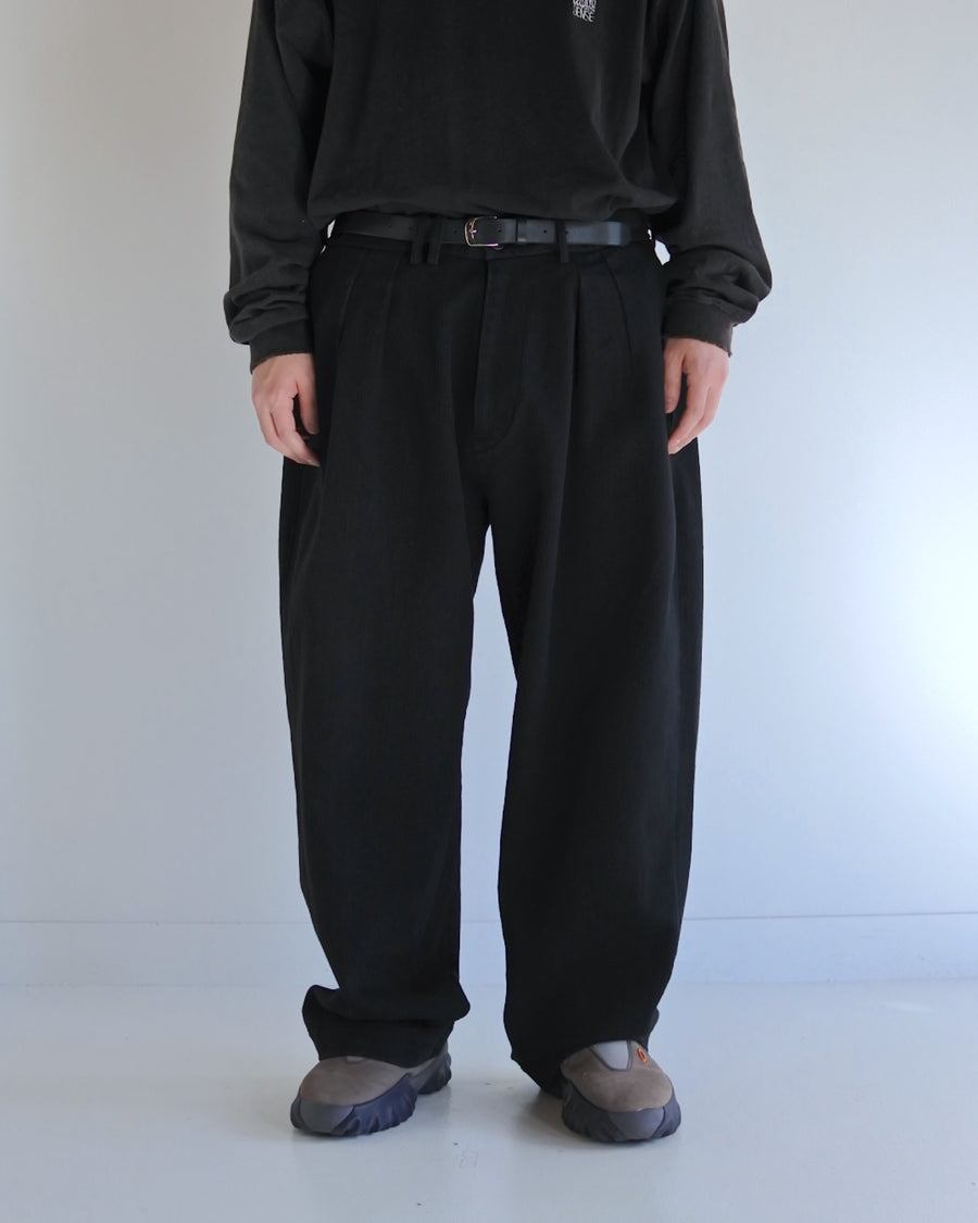 ヘビーピケワイドトラウザーズは、上質で肉厚なピケ素材を使用した、存在感のあるワイドシルエットの一本です。無骨さときれいな落ち感を併せ持ち、幅広いスタイルに馴染みます。生地は13オンスの先染め硫化ピケで、重厚感と柔らかさが特徴です。着用を重ねることで硫化染料特有の経年変化を楽しめ、仕上げにはワンウォッシュ加工を施しています。The Heavy Pique Wide Trousers are crafted from premium, heavyweight pique fabric, delivering a strong presence with a clean, relaxed drape. The 13oz pre-dyed sulfide pique provides both substantial weight and softness, developing a rich patina over time with repeated wear. The trousers are finished with a one-wash treatment for a natural, broken-in