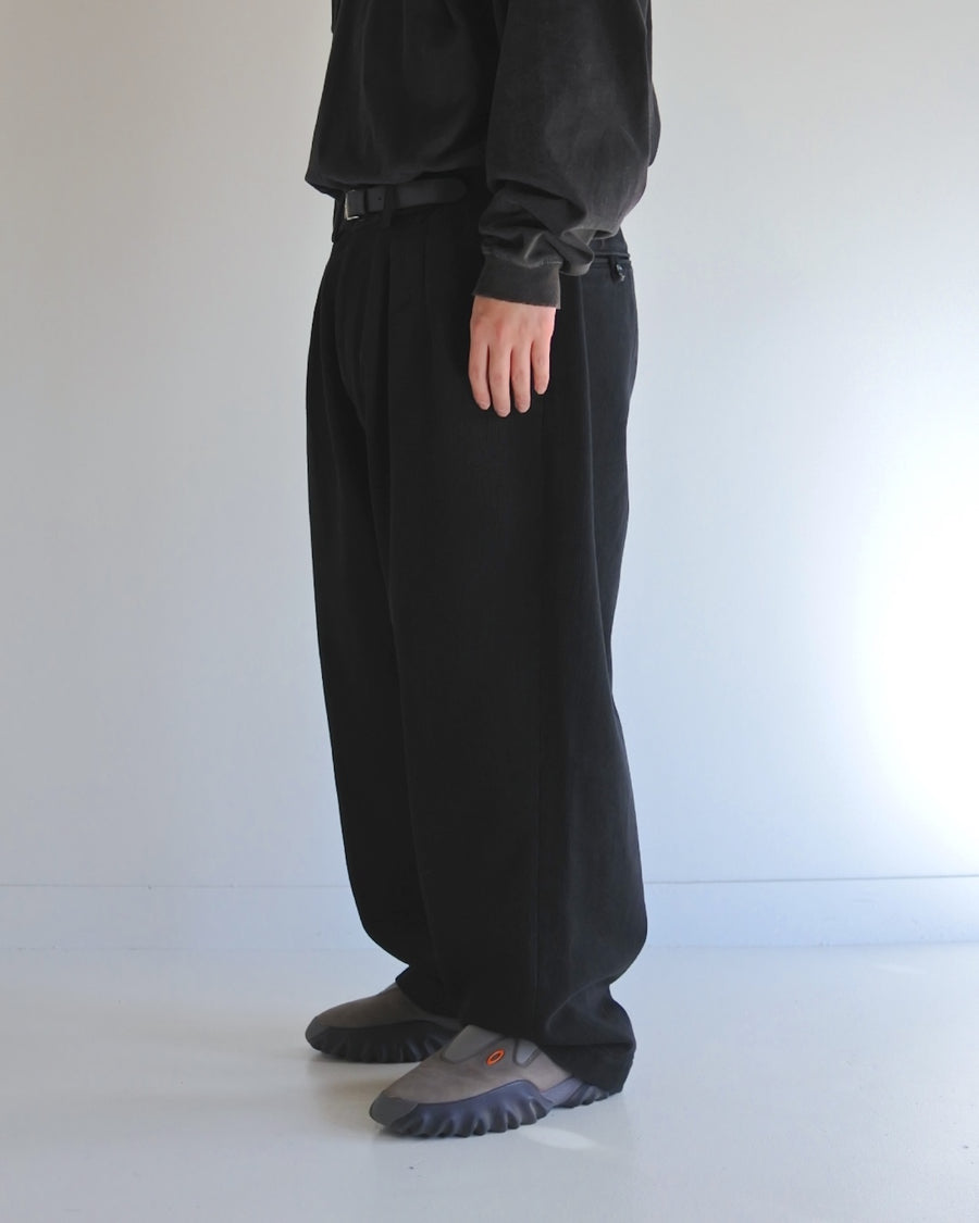 ヘビーピケワイドトラウザーズは、上質で肉厚なピケ素材を使用した、存在感のあるワイドシルエットの一本です。無骨さときれいな落ち感を併せ持ち、幅広いスタイルに馴染みます。生地は13オンスの先染め硫化ピケで、重厚感と柔らかさが特徴です。着用を重ねることで硫化染料特有の経年変化を楽しめ、仕上げにはワンウォッシュ加工を施しています。The Heavy Pique Wide Trousers are crafted from premium, heavyweight pique fabric, delivering a strong presence with a clean, relaxed drape. The 13oz pre-dyed sulfide pique provides both substantial weight and softness, developing a rich patina over time with repeated wear. The trousers are finished with a one-wash treatment for a natural, broken-in